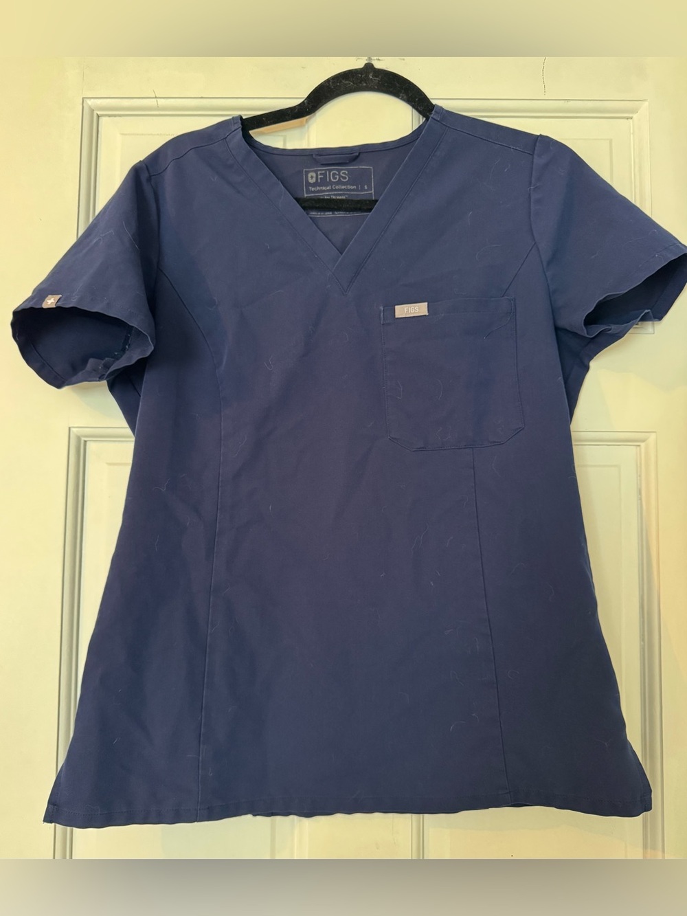 FIGS Catarina Slim V-Neck One Pocket Scrub Top